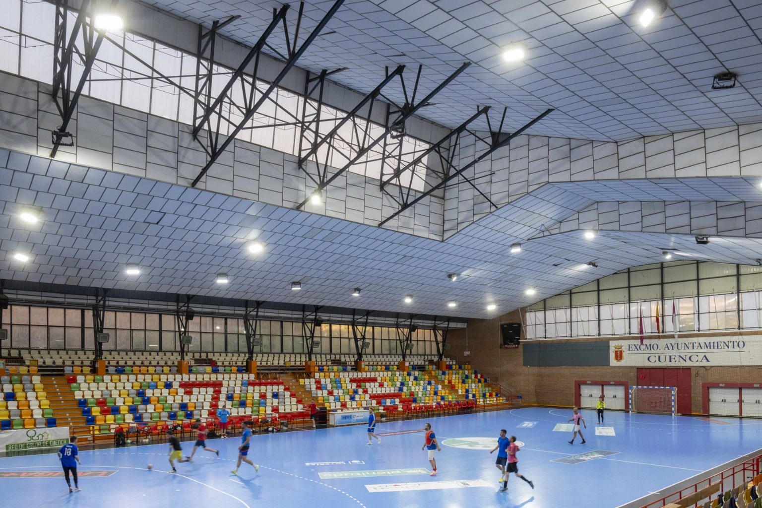 Éclairage LED gymnase multisport - exemple de réalisation par projecteurs Win4LED (1/6)